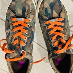 J/SLIDES Camo Shoes with orange laces
